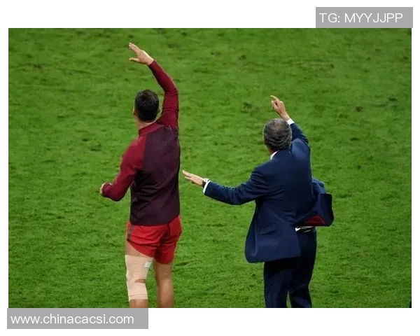 手绘笔触勾勒绿茵场英雄背影展现足球球星无畏拼搏精神