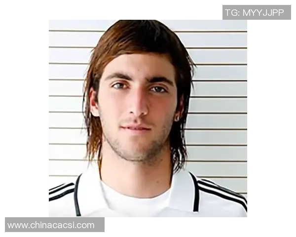 足球明星梦：从青涩少年到世界舞台的传奇征程