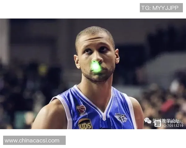 足球球星斜眼神态揭秘：他是如何用眼神征服世界的场上与场外